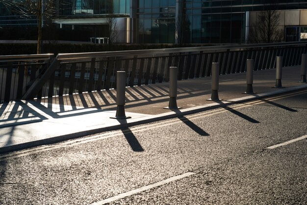 Sombras hechas por la luz del día en la ciudad con arquitectura.