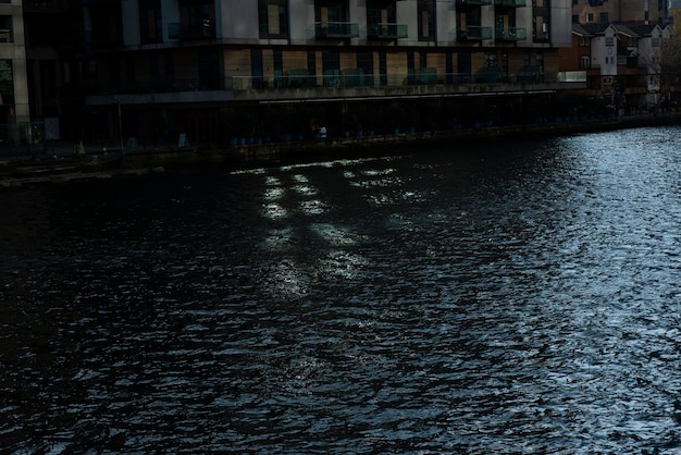 Sombras hechas por la luz del día en la ciudad con arquitectura.