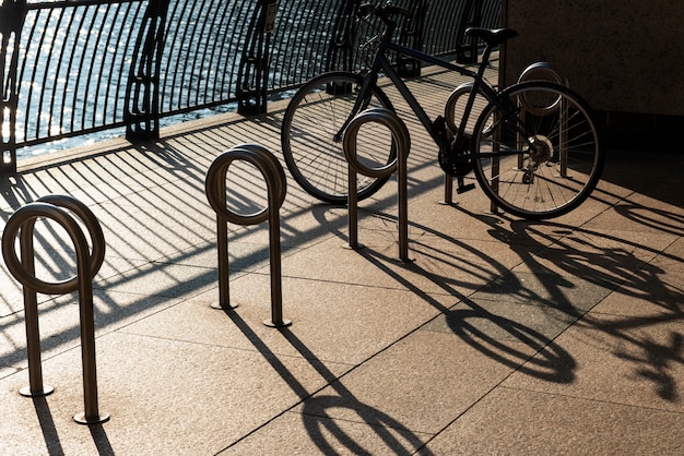 Sombras hechas por la luz del día en la ciudad con arquitectura.