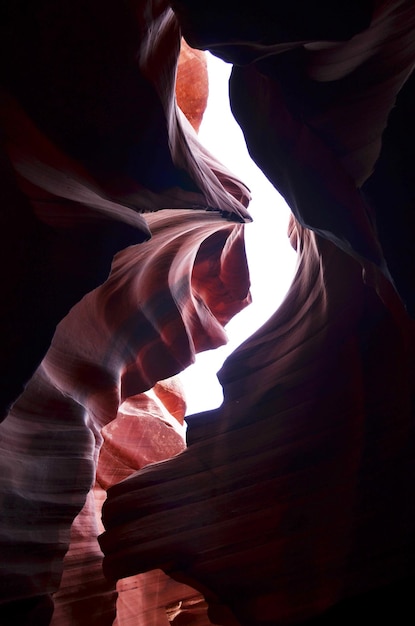 Sombras oscuras en las paredes de Lower Antelope Canyon en Page, Arizona.