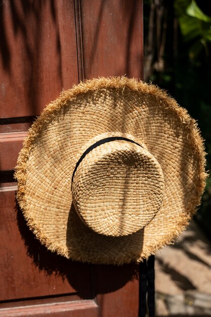 Sombrero de alto ángulo colgado en el pomo de la puerta