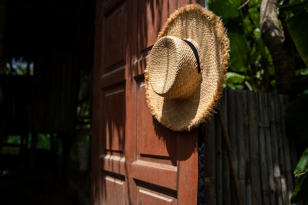 Sombrero colgado en el pomo de la puerta al aire libre