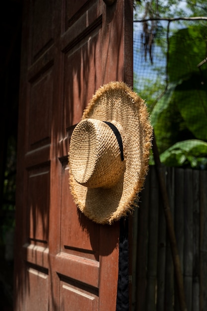 Sombrero colgado en el pomo de la puerta