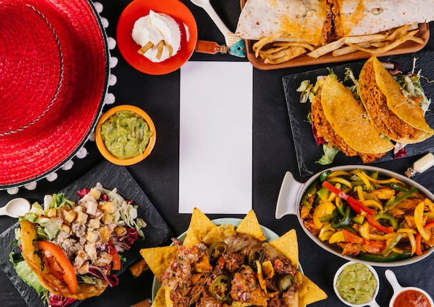 Sombrero y comida mexicana alrededor de la tarjeta de papel