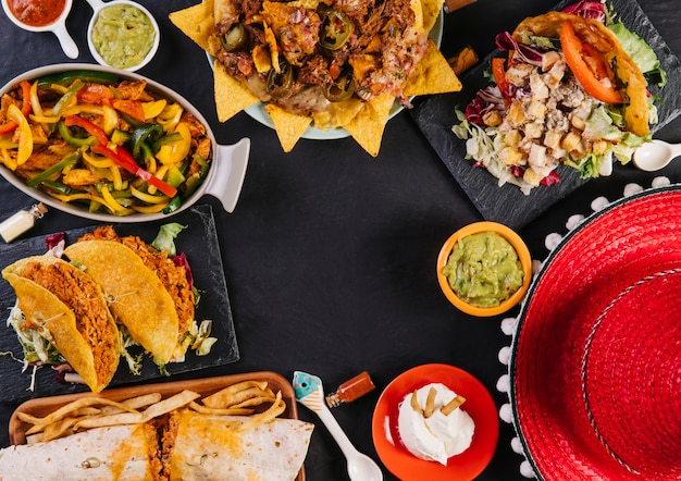 Foto gratuita sombrero y comida mexicana