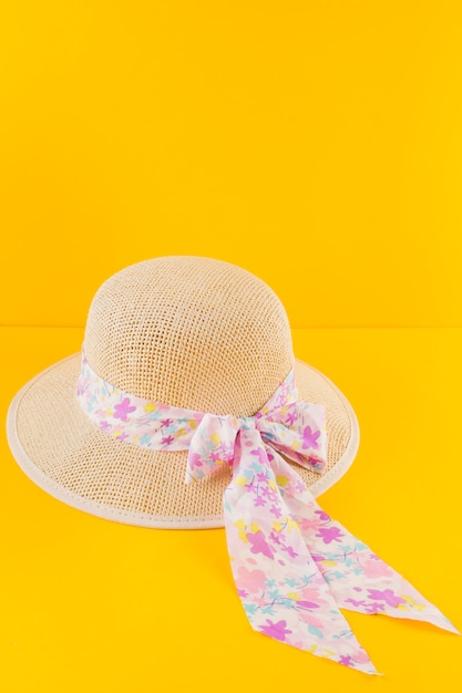 Foto gratuita sombrero decorativo sobre fondo amarillo