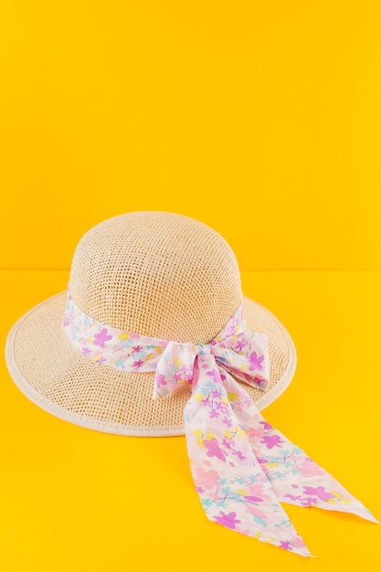 Sombrero decorativo sobre fondo amarillo