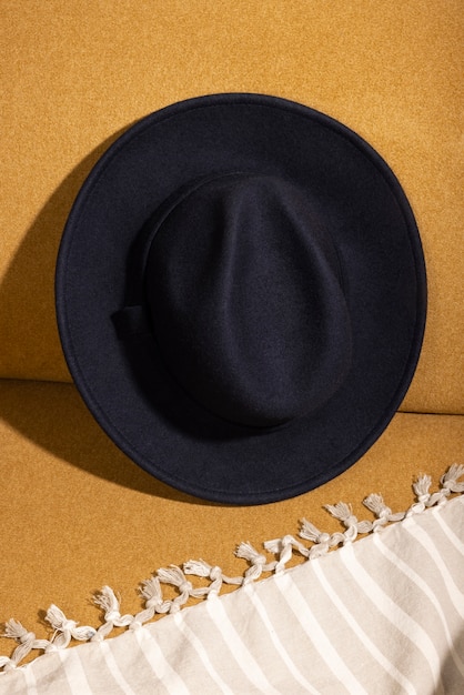 Foto gratuita sombrero fedora en estudio bodegón