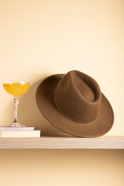 Foto gratuita sombrero fedora de moda en estudio