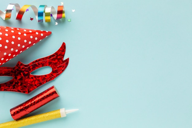 Sombrero de fiesta y espacio de copia de máscara roja