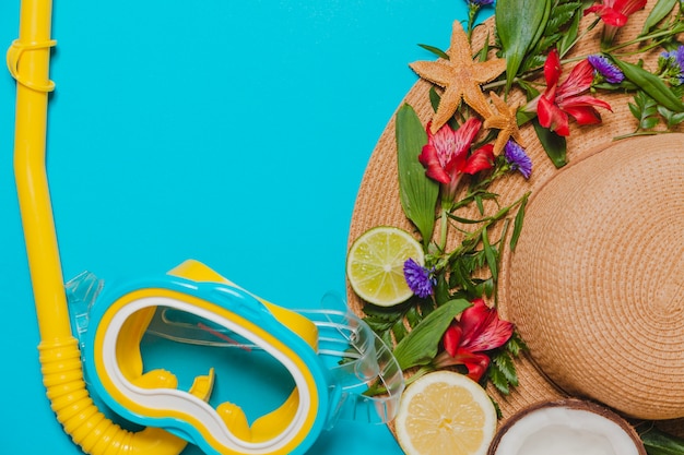 Sombrero con flores y gafas de bucear