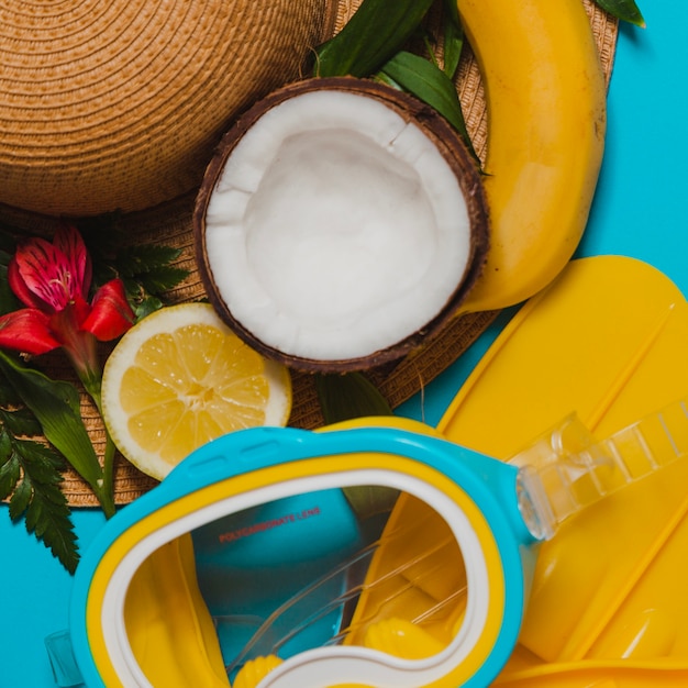 Sombrero con fruta y gafas de bucear 