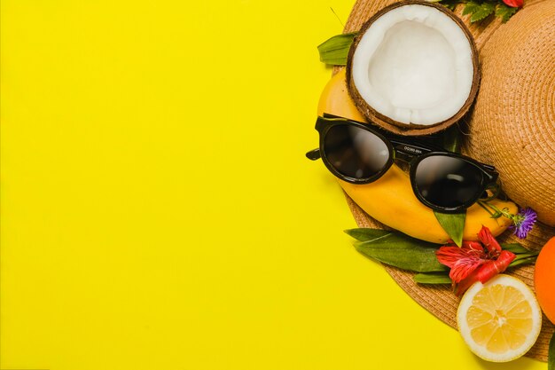 Foto gratuita sombrero con frutas y gafas de sol