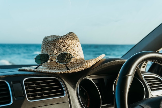 Sombrero y gafas de sol a bordo del coche.