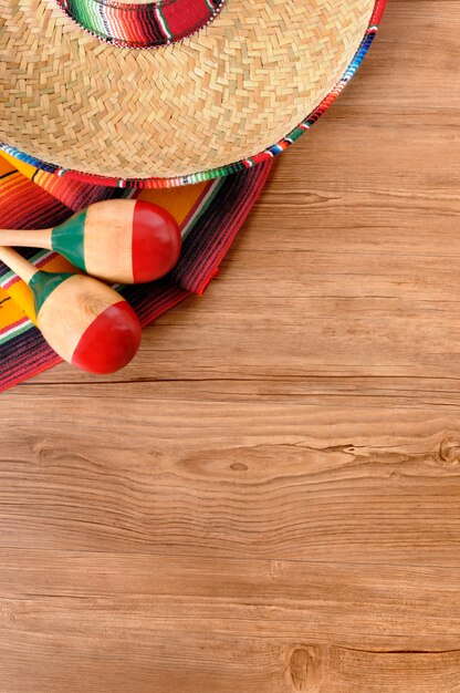 Sombrero y maracas mexicanas en el suelo