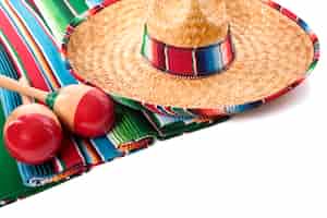 Foto gratuita sombrero y maracas mexicanas