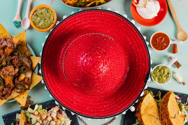 Foto gratuita sombrero en medio de la comida mexicana