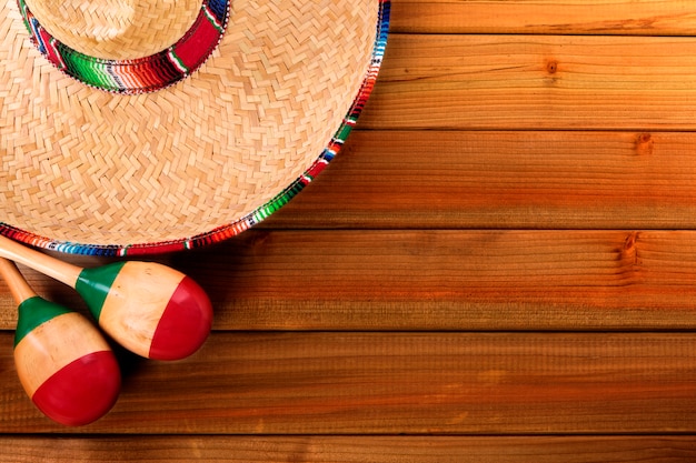 Foto gratuita sombrero mexicano sobre madera