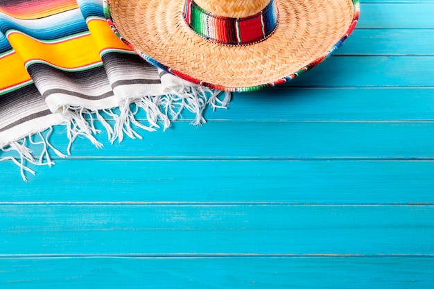 Sombrero mexicano en el suelo