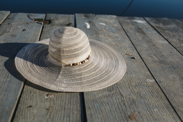 Sombrero de mujer sobre tablas de madera