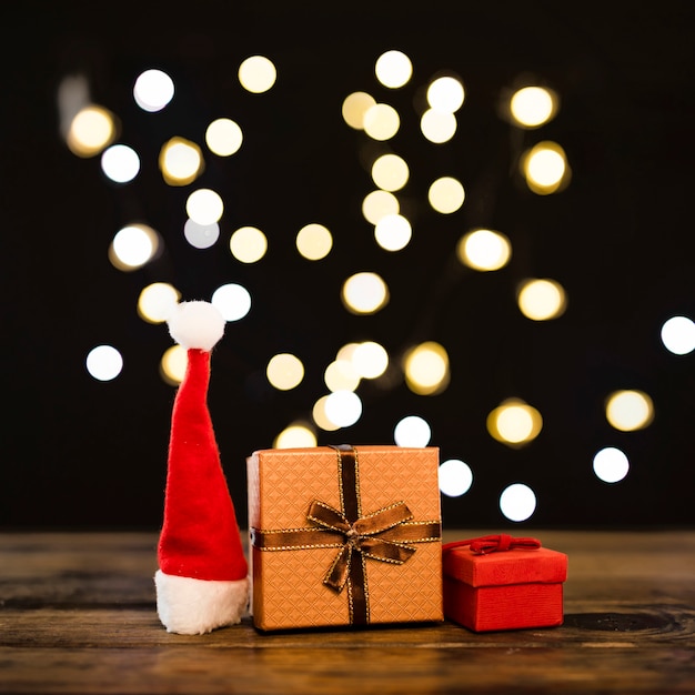 Sombrero de navidad cerca de pequeños regalos