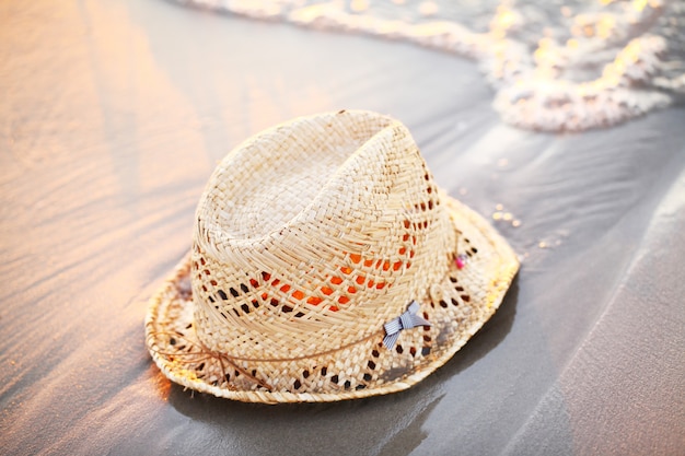 Sombrero de paja tendido en la orilla del mar