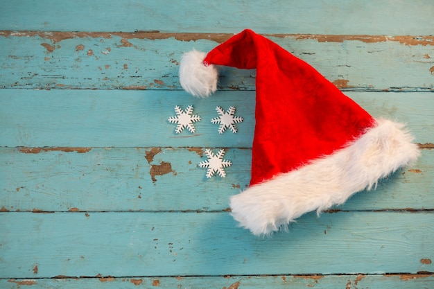 Foto gratuita sombrero de papá noel sobre tablas de madera azul