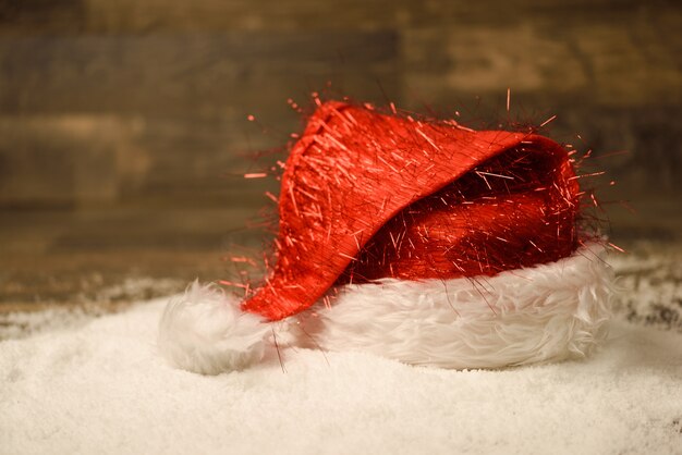 Sombrero de papa noel en el suelo con nieve