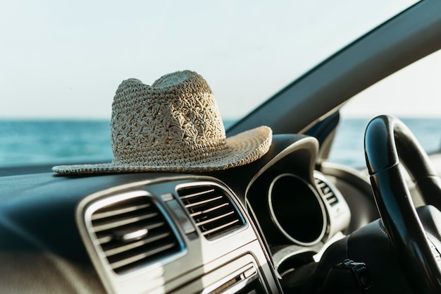 Foto gratuita sombrero de pie a bordo del coche