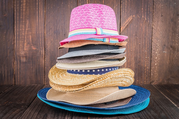 sombrero de la playa en el fondo de madera