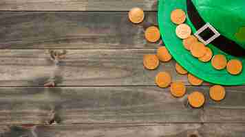 Foto gratuita sombrero de san patricio con trébol decorativo y monedas de oro.