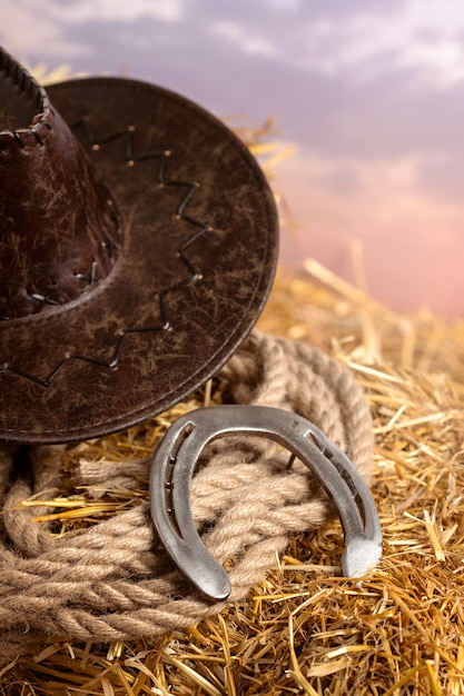 Foto gratuita sombrero de vaquero de alto ángulo y cuerda al aire libre
