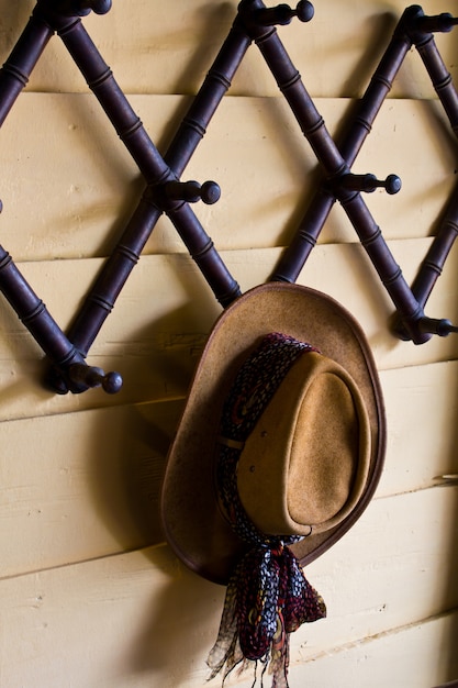 Foto gratuita sombrero de vaquero de fieltro de lana marrón