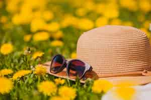 Foto gratuita sombrero de verano y gafas de sol con flores