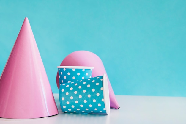 Sombreros de fiesta y vasos de papel