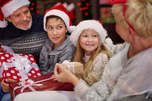 Los sombreros de Papá Noel hacen que la atmósfera sea más mágica