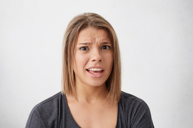 Foto gratuita sombría mujer asombrada con cabello teñido mirando con ojos saltones y boca abierta cejas cejas sorprendido