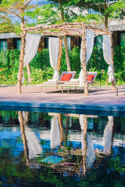 Foto gratuita sombrilla piscina y silla