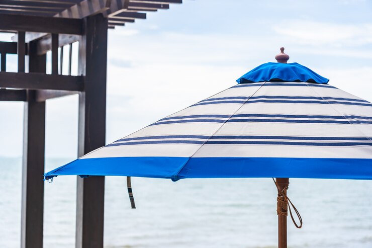 Foto gratuito sombrilla y silla alrededor del mar playa con cielo azul