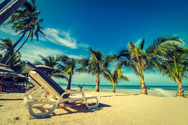 Sombrilla y silla alrededor de la playa y el mar para viajes y vacaciones.