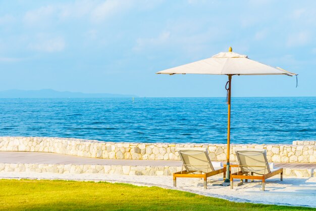 Sombrilla y silla con vista al mar.