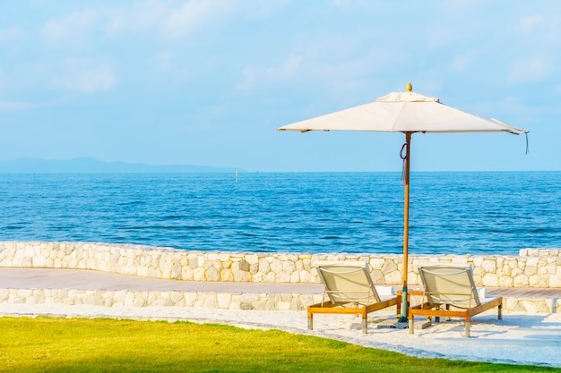 Sombrilla y silla con vista al mar.