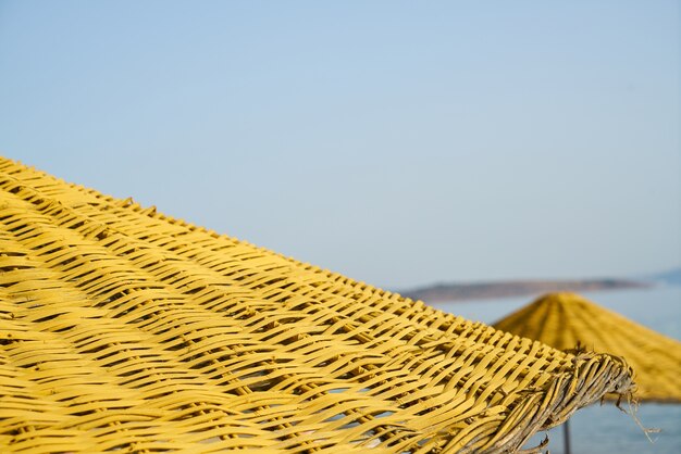 Foto gratuita sombrillas de una playa vistas desde arriba