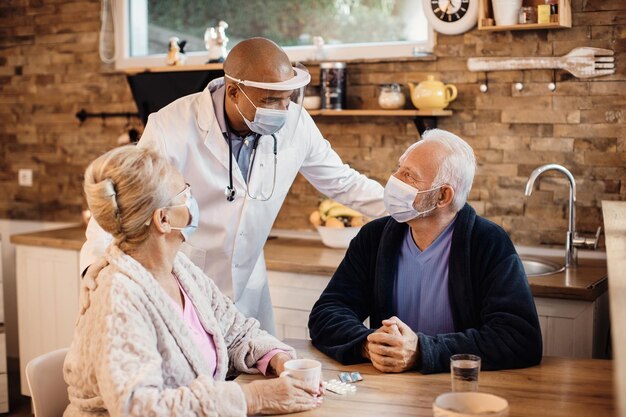 Somos cautelosos y seguimos usando mascarillas protectoras