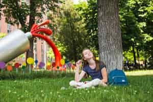 Foto gratuita soñador con estudios sobre césped