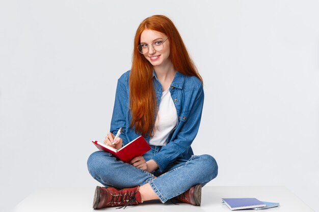 Soñadora y creativa, escritora talentosa, estudiante que quiere convertirse en periodista, tomar notas, hacer una lista de tareas, escribir algo en un cuaderno y mirar una cámara atrevida, sonriendo levemente.