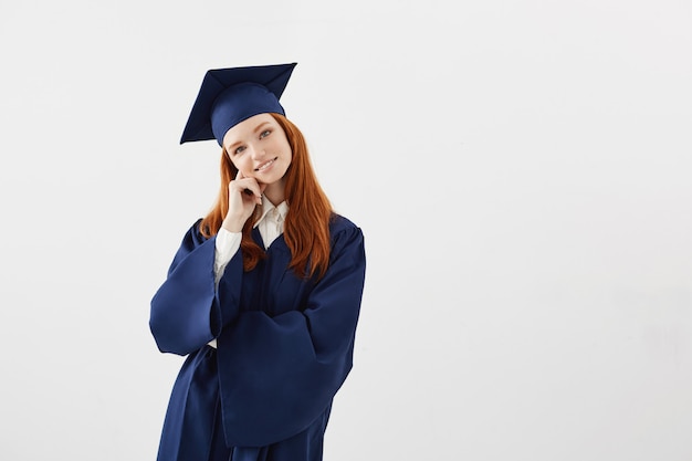 Soñadora hermosa mujer graduada.