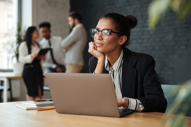 Soñando joven empresaria africana