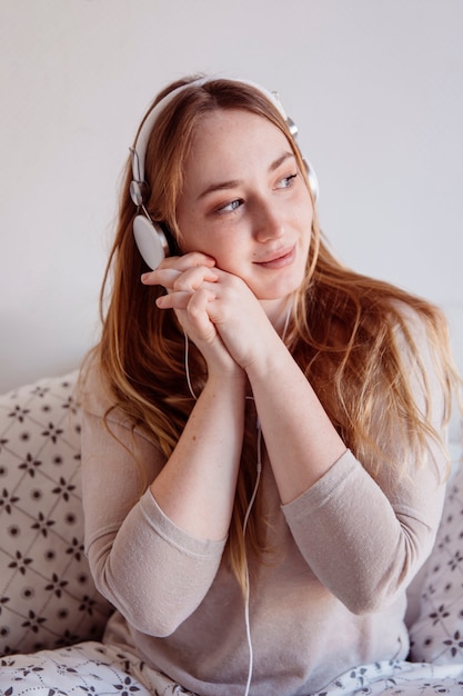 Foto gratuita soñando mujer con auriculares