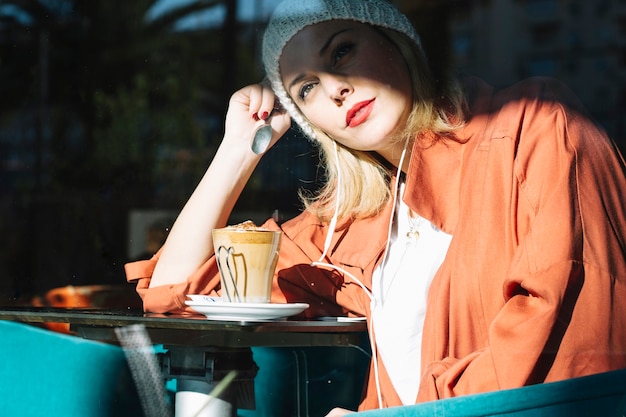 Soñando mujer en café